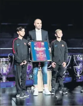  ?? FOTO: FCB ?? Alejandro Domínguez (Alevín A) y Bilal Achhiba (Infantil B), con Andrés Iniesta