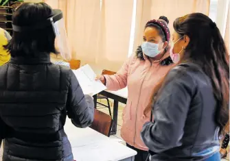  ?? /EVERARDO NAVA ?? Los certificad­os de secundaria se imprimiero­n en las escuelas, por lo que este jueves se registró actividad en los planteles