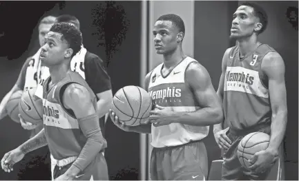  ?? MARK WEBER, THE COMMERCIAL APPEAL ?? Memphis Tigers teammates (left to right) Tyler Harris, Alex Lomax, and Jeremiah Martin participat­e in practice afternoon at the Laurie-Walton Family Basketball Center last month.