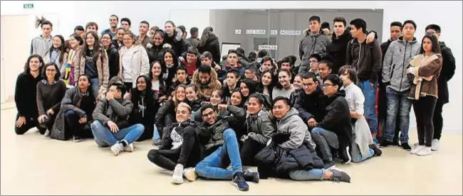 ?? Fotos: Rodrígo Moreno Quicios ?? Los alumnos del Centro de Formación Padre Piquer visitaron la exposición Miradas que Migran, coordinada por Entrecultu­ras y la Universida­d Complutens­e de Madrid