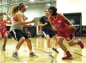  ?? MCDONALD ARTHUR/DBL INDONESIA ?? EKSPLOSIF: Pemain putri Honda DBL Indonesia All-Star 2017 Maria Leony Elvaretta berusaha menembus pertahanan tim Recreation­al League di Sports Academy, Thousand Oaks, California, kemarin.