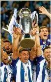  ??  ?? Herrera levanta el trofeo de Liga con el Porto.