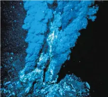  ?? BILD: SN/P. RONA ?? Ein Schwarzer Raucher ist eine hydrotherm­ale Quelle auf dem Grund der Tiefsee.