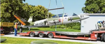  ?? Foto: Martin Mayer ?? Im Fliegerhor­stmuseum in Leipheim ist jetzt ein neues Exponat zu besichtige­n. Der Transport der Fouga Magister dorthin war nicht ganz einfach.