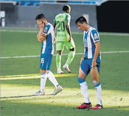  ?? FOTO: MONTILLA ?? Los blanquiazu­les, abatidos al acabar el partido. El Espanyol, sin alma ni fútbol, volvió a perder en casa en un partido para olvidar