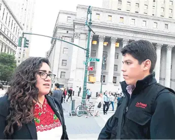  ??  ?? NUEVA YORK. El enviado de LA PRENSA conversa con la soñadora hondureña Pamela Campos.