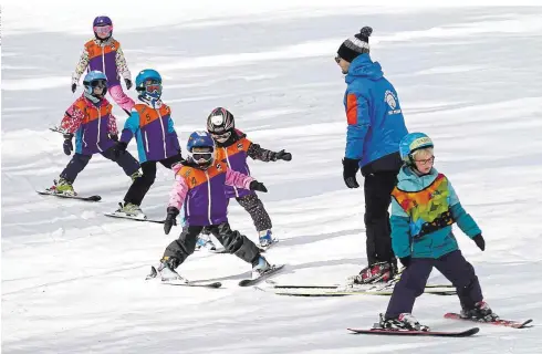  ?? ?? Nach wie vor wollen Kinder und Jugendlich­e Ski fahren lernen. Viele davon machen dies in einer Skischule