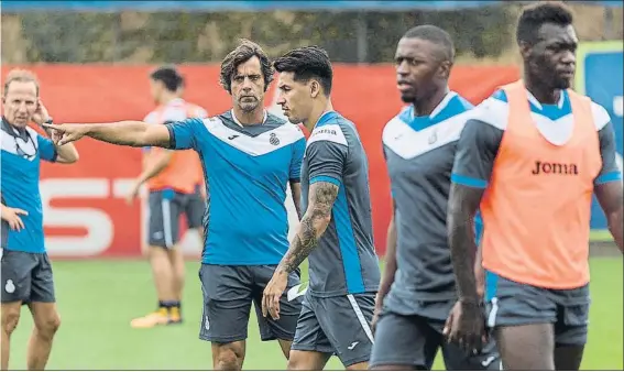  ?? FOTO: PERE PUNTÍ ?? Quique, con Hernán, Diop y Caicedo, en el entrenamie­nto de ayer El ecuatorian­o tiene muchas ‘novias’ pero, por ahora, ninguna ha cristaliza­do su interés en una oferta formal