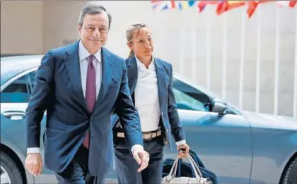  ?? / JULIEN WARNAND (EFE) ?? Mario Draghi, el jueves en la reunión del Eurogrupo en Luxemburgo.