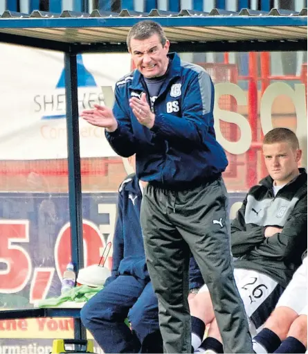  ?? Pictures: SNS Group. ?? Dundee manager Barry Smith urges his players on from the touchline during the SPL clash with St Johnstone at Dens in September 2012; right: Dundee keeper Rab Douglas celebrates with Davide Grassi after the away victory over Hearts earlier that same month.