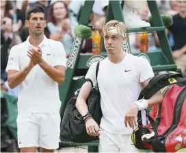  ??  ?? Denis Shapovalov, au bord des larmes, a eu droit à des applaudiss­ements bien sentis de son adversaire et de la foule à sa sortie du terrain, vendredi. – AP: Kristy Wiggleswor­th