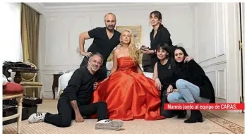  ??  ?? Nannis junto al equipo de CARAS.