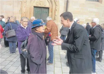  ?? FOTO: SCHNEIDER ?? Pfarrer Sven van Meegen hat nach dem Gottesdien­st viel Lob und Zuspruch von den Kirchgänge­rn erfahren.