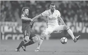  ??  ?? Karim Benzema is niet bereid om de strijdbijl te begraven met Mathieu Valbuena. (Foto: Goal)