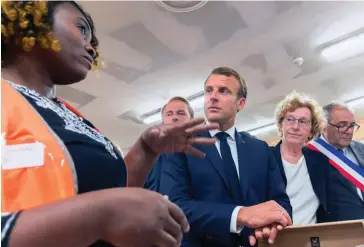  ??  ?? Emploi. La ministre du Travail, Muriel Pénicaud, accompagne Emmanuel Macron sur un chantier d’insertion par l’activité économique, à Bonneuil-surMarne (Val-de-Marne), le 10 septembre.