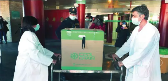  ?? EFE ?? Sanitarios descargan en el Hospital Clínico de Zaragoza las primeras dosis de la vacuna de Moderna