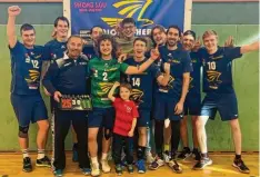  ?? Foto: Beate Rappel ?? Großer Jubel im Lager der Aichacher Volleyball­er: Die Herren unter Trainer Alfred Reichart holen die Meistersch­aft in der Kreisliga.