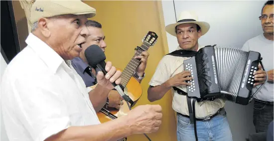  ??  ?? El cantautor sanjacinte­ro Adolfo Pacheco Anillo fue el encargado de crear ‘El mochuelo’, un clásico del vallenato.