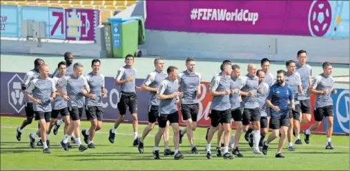  ?? ?? Los árbitros selecciona­dos por la FIFA se ejercitan durante uno de los entrenamie­ntos en Doha previos al Mundial.