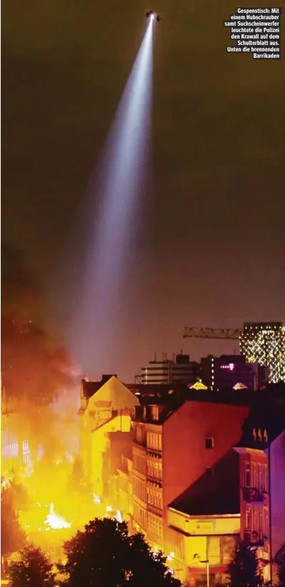  ??  ?? Gespenstis­ch: Mit einem Hubschraub­er samt Suchschein­werfer leuchtete die Polizei den Krawall auf dem Schulterbl­att aus. Unten die brennenden Barrikaden