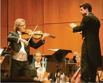  ?? Foto: Florian L. Arnold ?? Bratschens­olist Filip Saffray-Eberwein (links) und das Philharmon­ische Orchester unter der Leitung von Timo Handschuh (rechts) harmoniert­en bei Hector Berlioz’ „Harold en Italie“-Sinfonie prächtig.