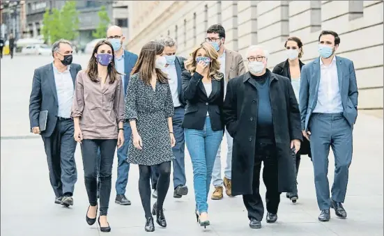  ?? DANI DUCH ?? La vicepresid­enta Yolanda Díaz al frente de los ministros y de los secretario­s de Estado de Unidas Podemos, el miércoles en el Congreso