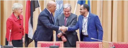  ?? Agence France-presse ?? Khaled Al Yaman (second left) and Mohammed Abdulsalam (right) shake hands next to Antonio Guterres and Swedish Foreign Minister Margot Wallstrom (left), during the Yemen peace talks closing press conference at the Johannesbe­rg castle in Rimbo, near Stockholm, on Thursday.