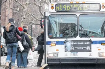  ?? MARIELA LOMBARD ?? En muchos vecindario­s de Brooklyn y Queens, la unica forma de transporta­rse es a través de autobuses.