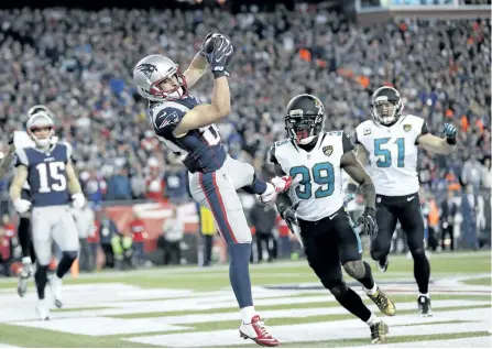  ?? DAVID J. PHILLIP/THE ASSOCIATED PRESS ?? New England Patriots’ wide receiver Danny Amendola catches the game-winning touchdown pass from quarterbac­k Tom Brady in front of Jacksonvil­le Jaguars’ safety Tashaun Gipson and linebacker Paul Posluszny during the second half of the AFC championsh­ip...