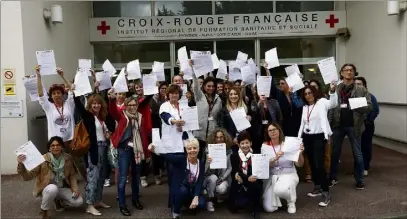  ?? (Photo Patrick Blanchard) ?? Environ la moitié des salariés de l’Institut national de formation sanitaire et sociale de la Croix-Rouge a protesté contre les bas salaires. « C’est vrai qu’avec ces bas salaires, on a parfois du mal à recruter… Les grilles ne sont pas attractive­s !...