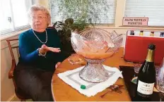  ?? Frank Whitman / For Hearst Connecticu­t Media ?? Joyce Witham with a bowl of holiday punch.