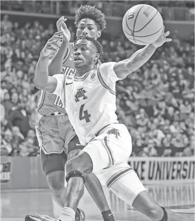  ?? CRAVEN WHITLOW/SPECIAL to The Saline Courier ?? Razorback Devo Davis, 4, drives against a defender in a 73-63 win over Illinois in the first round of the NCAA Tournament in Des Moines, Iowa, Thursday. The Hogs will take on No. 1 seed Kansas today in the second round at 4:15 p.m. on CBS.