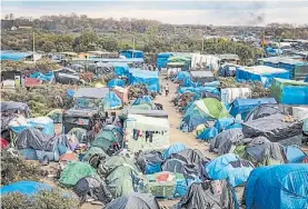  ??  ?? Refugiados. El masivo campamento “La jungla”, en Calais, Francia.