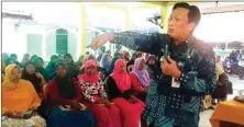  ?? PEMKAB FOR JAWAPOS ?? AYO SEMANGAT: Bupati Sambari menyemanga­ti warga Desa Sambogunun­g untuk terus menerapkan pola hidup sehat dan menjadi juara nasional.