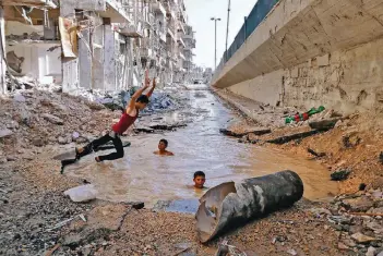  ?? FOTO: FABIAN MELBER ?? Die Fotoserie „Living with War in Aleppo“von Hosam Katan ist im Haus der Universitä­t zu sehen.