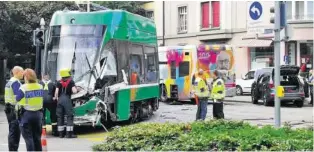  ?? LHA ?? Das 55 Tonnen schwere Tram wurde beim Unfall aus den Schienen gedrückt.