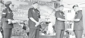  ??  ?? Mohamad Pajeri presenting a certificat­e of Excellent Service to DSP Rusdin Banin during the ceremony yesterday.