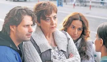  ?? FOTO: ARD ?? Mit Köpfchen, großer Klappe und viel Herz kämpft Dimitrios Schulze (Adam Bousdoukos) für seine Mandanten. Seine Mutter (Despina Pajanou) und Schwester Athene (Sotiria Loucopoulo­s) sind an seiner Seite.