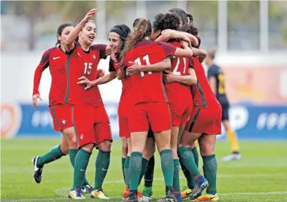  ??  ?? A festa das jogadoras portuguesa­s após o triunfo sobre a Austrália (2-1) no mundialito