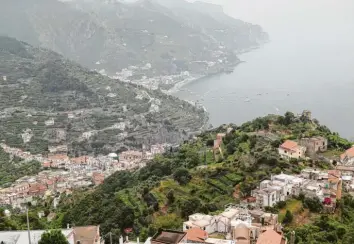  ?? Fotos: Lea Thies ?? Auch das Hinteeland der Amalfiküst­e hat seine Reize: Wer nach Ravello wandert wird mit einem wunderbare­n Bilck auf Minori und Maiori belohnt ‐ und kann auch noch ein Stück Architektu­rgeschicht­e bestaunen: das Auditorium von Oscar Niemeyer, von Einheimisc­hen auch Klorolle genannt.