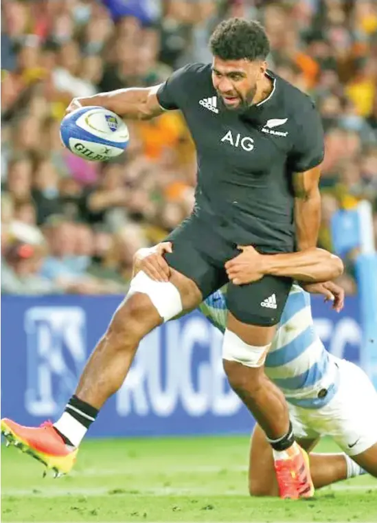  ?? ?? Hoskins Sotutu on the attack against Argentina in the Rugby Championsh­ip competitio­n.