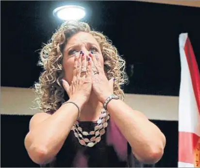  ?? MATT SLOCUM / AP ?? Debbie Wasserman saludando a la delegación de Florida, ayer durante un desayuno en la convención