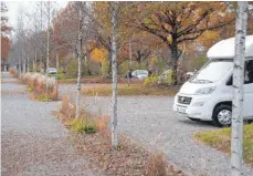  ?? FOTO: WOLFGANG LUTZ ?? Vier weitere Autoparkbu­chten in Richtung ausgewiese­n werden.
Café am See sollen als WohnmobilS­tellplätze