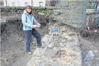  ?? FOTO: YVONNE ROITHER ?? Auf der Römerschan­ze bei Bauarbeite­n entdeckt: Die Archäologi­n Elisabeth Faulstich-Schilling dokumentie­rt die mittelalte­rliche Ufermauer.