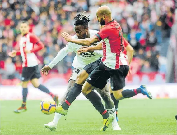  ?? FOTO: JUAN ECHEVERRIA ?? A presionar La intensidad de Rico y San José vino muy bien para frenar a los valenciani­stas