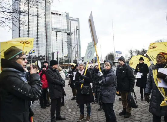  ?? Bild: Anna Svanberg ?? Gunilla Bratt Hedvall (t h) , som tagit initiative­t till demonstrat­ionen, ledde en talkör som skanderade ”Stoppa Västlänken, rädda Göteborg”.