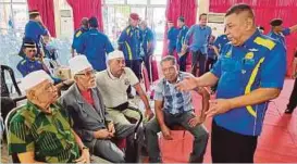  ?? (Foto Syaherah Mustafa/bh) ?? Mohd Rani (kanan) beramah mesra bersama beberapa anggota veteran tentera pada i Mesyuarat Perwakilan PVVTBM di Kem Kijang, Kota Bharu, semalam.