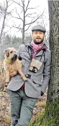  ?? BILD: SN/SUSANNA BERGER ?? Max Mayr Melnhof (mit seiner Terrier-Hündin Socke) ist Herr über die Gatterjagd und Besitzer der 500 Hektar in der Antheringe­r Au.