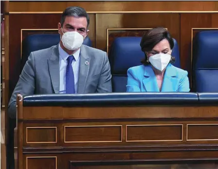  ??  ?? El presidente del Gobierno, Pedro Sánchez, y la vicepresid­enta Carmen Calvo escuchan a Pablo Casado en el Congreso