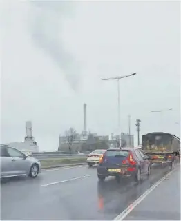  ?? El Periódico ?? El humareda que nace en la incinerado­ra y en las plantas de ciclo combinado de Sant Adrià es más visible en los días nublados y de noche.